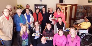 ‘n Groep gaste en personeel van Grootbos Foundation het “selfgebakte” koekies vir HaS se inwoners en personeel gebring en ook lekker met hulle gesels, met Michael Lutzeyer (Besturende Direkteur: Grootbos Natuurresservaat) gesellig plat op die vloer tussen die dames.